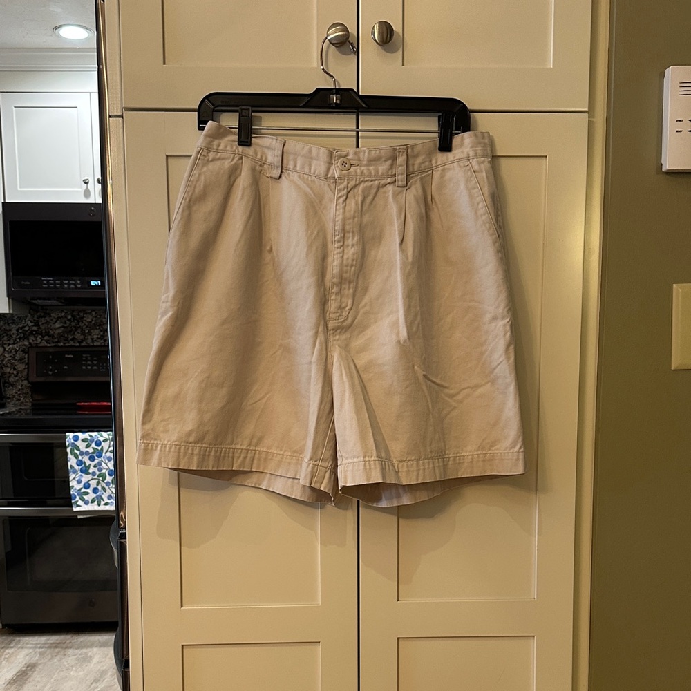 GAP Women's Cream Flat Front khaki color shorts